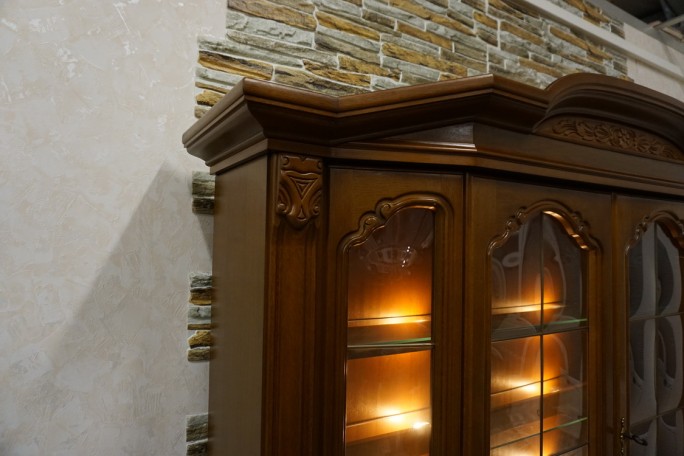 WITRYNA Z KOMODĄ ORZECHOWA PODŚWIETLANA SZER....