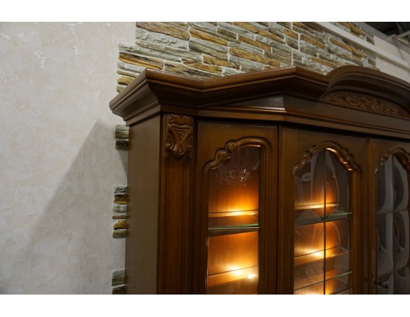 WITRYNA Z KOMODĄ ORZECHOWA PODŚWIETLANA SZER. 169 CM