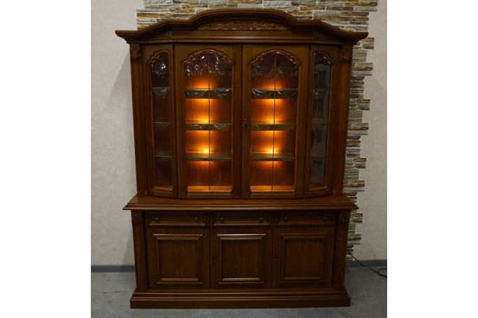 WITRYNA Z KOMODĄ ORZECHOWA PODŚWIETLANA SZER....