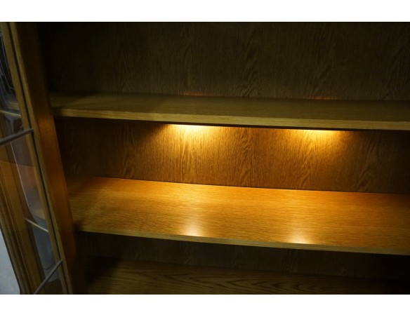 WITRYNA Z KOMODĄ DĘBOWA PODŚWIETLANA 5 DRZWIOWA SZER. 160 CM