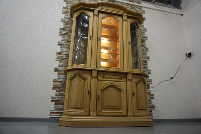 WITRYNA Z KOMODĄ  JASNA PODŚWIETLANA SZER. 140 CM