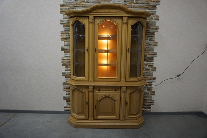 WITRYNA Z KOMODĄ  JASNA PODŚWIETLANA SZER. 140 CM