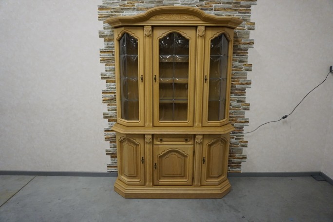 WITRYNA Z KOMODĄ  JASNA PODŚWIETLANA SZER. 140 CM