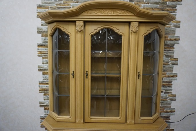 WITRYNA Z KOMODĄ  JASNA PODŚWIETLANA SZER. 140 CM