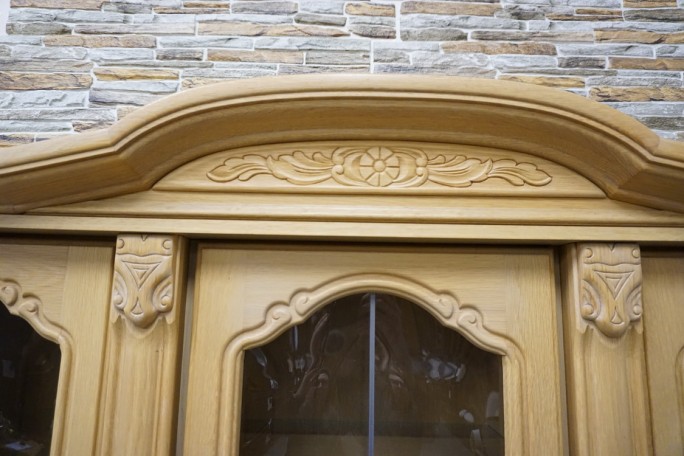 WITRYNA Z KOMODĄ  JASNA PODŚWIETLANA SZER. 140 CM