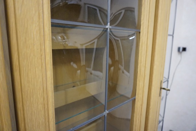 WITRYNA Z KOMODĄ  JASNA PODŚWIETLANA SZER. 140 CM