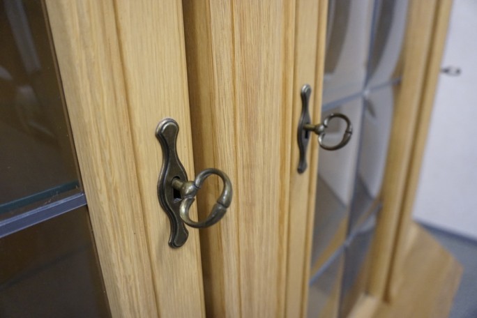 WITRYNA Z KOMODĄ  JASNA PODŚWIETLANA SZER. 140 CM