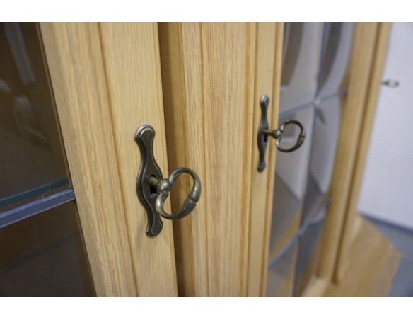 WITRYNA Z KOMODĄ  JASNA PODŚWIETLANA SZER. 140 CM