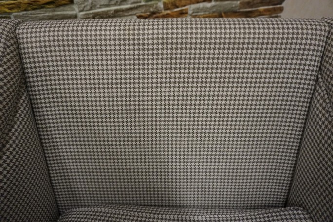 FOTEL DUŻY JASNY MATERIAŁOWY SZER. 82 CM