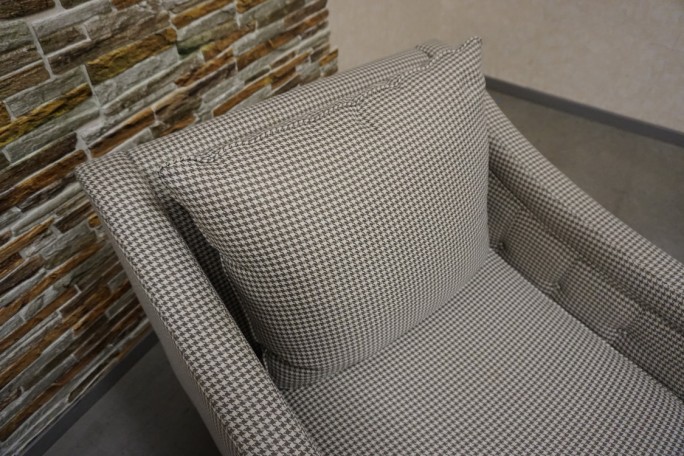 FOTEL DUŻY JASNY MATERIAŁOWY SZER. 82 CM