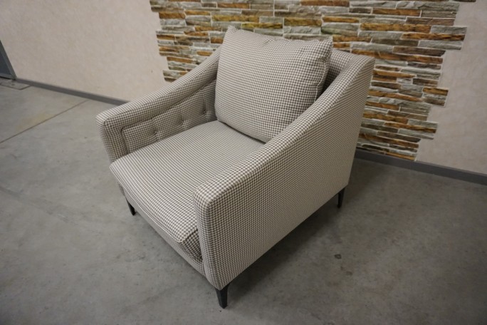 FOTEL DUŻY JASNY MATERIAŁOWY SZER. 82 CM