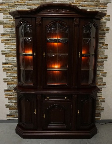 WITRYNA Z KOMODĄ MAHONIOWA PODŚWIETLANA SZER. 145 CM