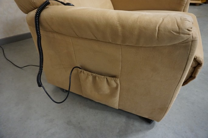 FOTEL ELEKTRYCZNY NA PILOTA Z FUNKCJA POMOCY...