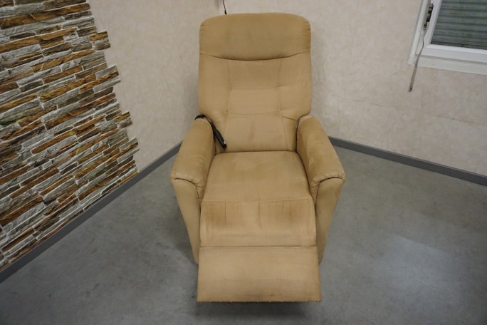 FOTEL ELEKTRYCZNY NA PILOTA Z FUNKCJA POMOCY...