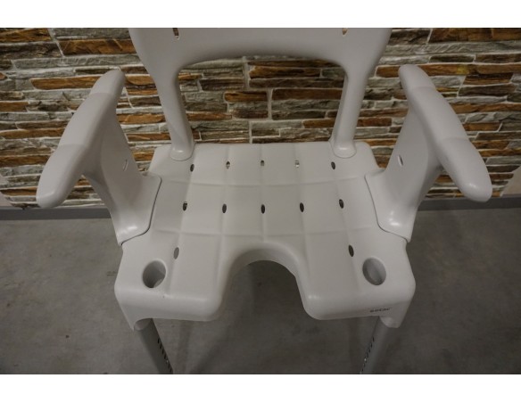 Krzesełko prysznicowe szwedzkiej firmy Etac Swift z wyjmowanymi podłokietnikami i oparciem do 160kg