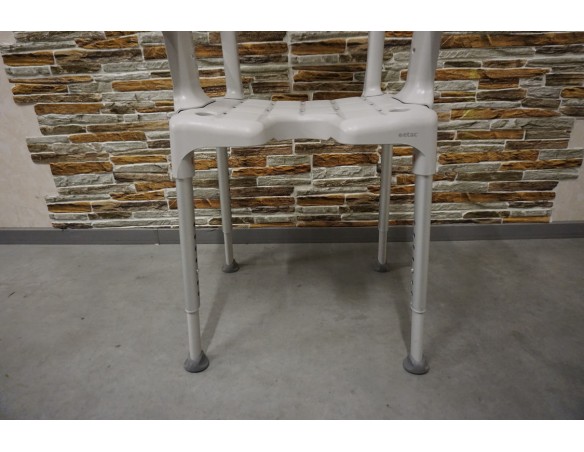 Krzesełko prysznicowe szwedzkiej firmy Etac Swift z wyjmowanymi podłokietnikami i oparciem do 160kg