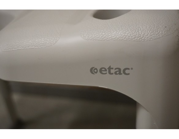 Krzesełko prysznicowe szwedzkiej firmy Etac Swift z wyjmowanymi podłokietnikami i oparciem do 160kg