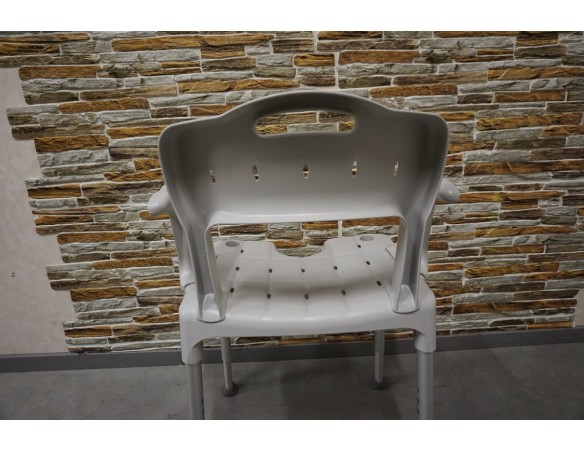 Krzesełko prysznicowe szwedzkiej firmy Etac Swift z wyjmowanymi podłokietnikami i oparciem do 160kg