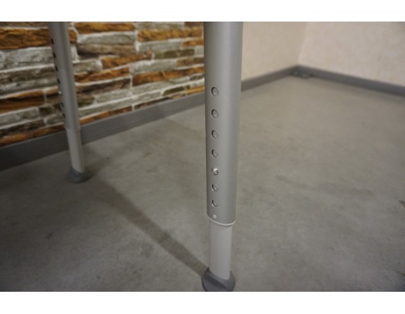 Krzesełko prysznicowe szwedzkiej firmy Etac Swift z wyjmowanymi podłokietnikami i oparciem do 160kg