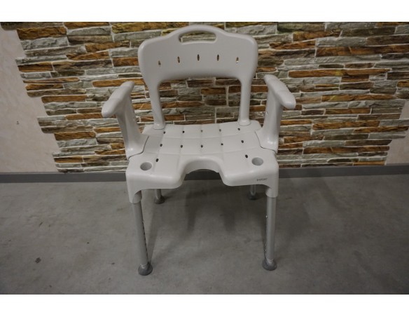 Krzesełko prysznicowe szwedzkiej firmy Etac Swift z wyjmowanymi podłokietnikami i oparciem do 160kg