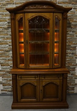 WITRYNA Z KOMODĄ ORZECHOWA PODŚWIETLANA SZER. 118 CM 2