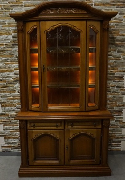 WITRYNA Z KOMODĄ ORZECHOWA PODŚWIETLANA SZER. 118 CM
