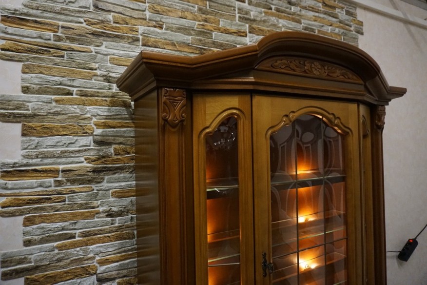 WITRYNA Z KOMODĄ ORZECHOWA PODŚWIETLANA SZER. 118 CM