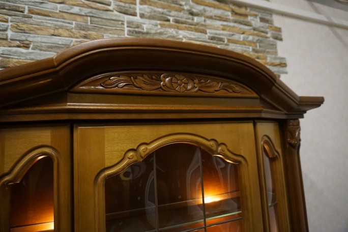 WITRYNA Z KOMODĄ ORZECH PODŚWIETLANA SZER. 118 CM