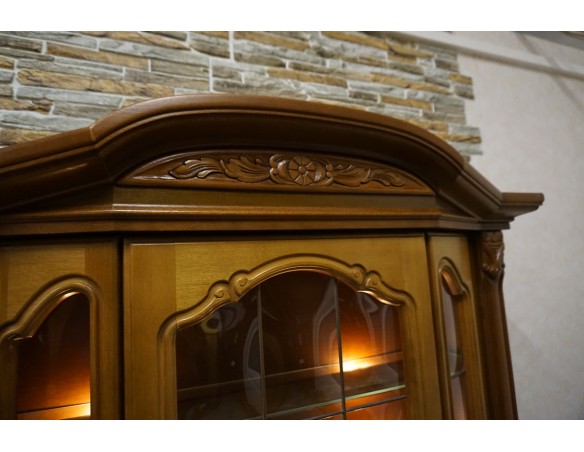 WITRYNA Z KOMODĄ ORZECH PODŚWIETLANA SZER. 118 CM