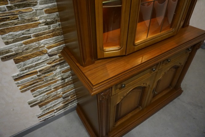 WITRYNA Z KOMODĄ ORZECH PODŚWIETLANA SZER. 118 CM