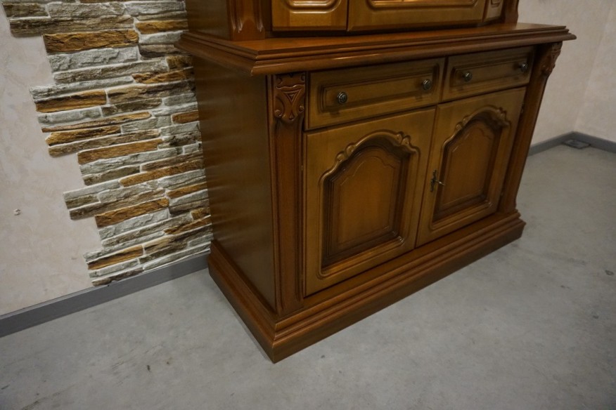 WITRYNA Z KOMODĄ ORZECHOWA PODŚWIETLANA SZER. 118 CM