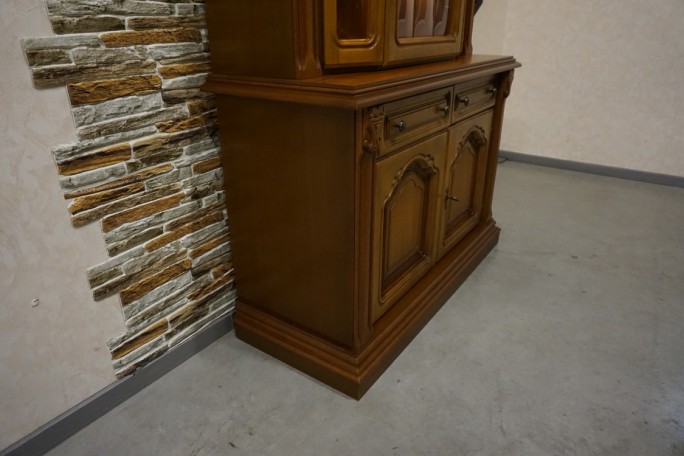 WITRYNA Z KOMODĄ ORZECH PODŚWIETLANA SZER. 118 CM