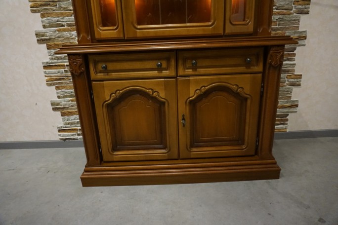 WITRYNA Z KOMODĄ ORZECH PODŚWIETLANA SZER. 118 CM