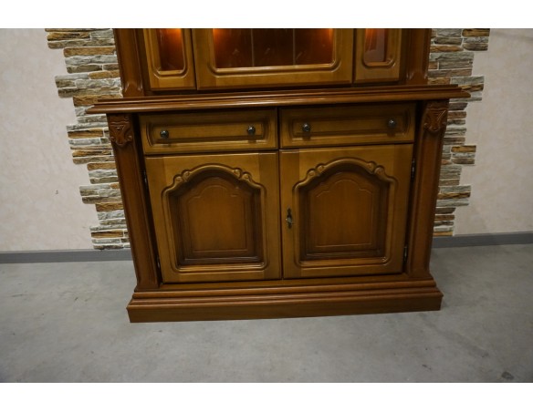 WITRYNA Z KOMODĄ ORZECH PODŚWIETLANA SZER. 118 CM