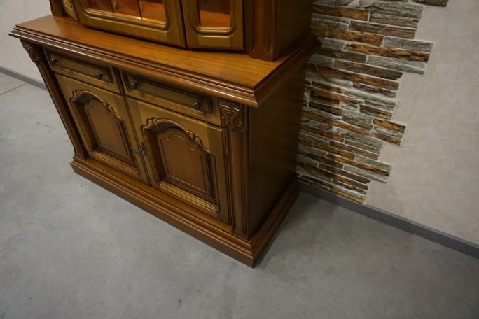 WITRYNA Z KOMODĄ ORZECH PODŚWIETLANA SZER. 118 CM