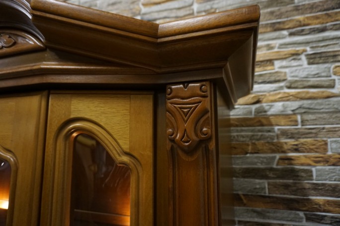 WITRYNA Z KOMODĄ ORZECH PODŚWIETLANA SZER. 118 CM