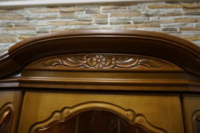 WITRYNA Z KOMODĄ ORZECH PODŚWIETLANA SZER. 118 CM