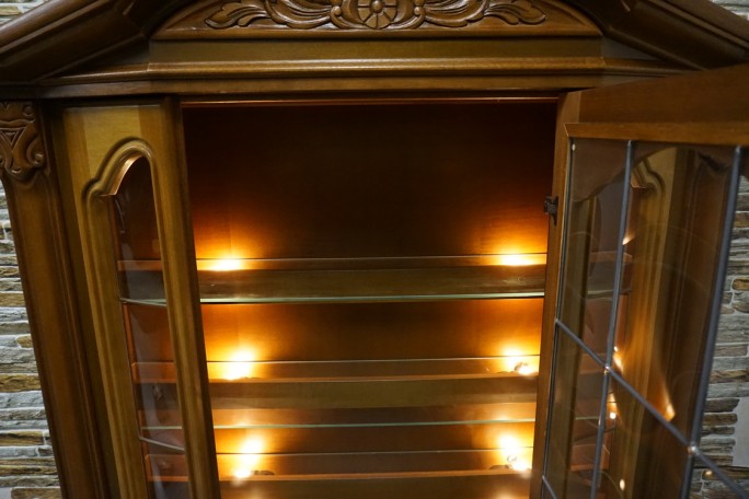 WITRYNA Z KOMODĄ ORZECH PODŚWIETLANA SZER. 118 CM