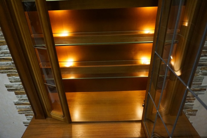 WITRYNA Z KOMODĄ ORZECH PODŚWIETLANA SZER. 118 CM