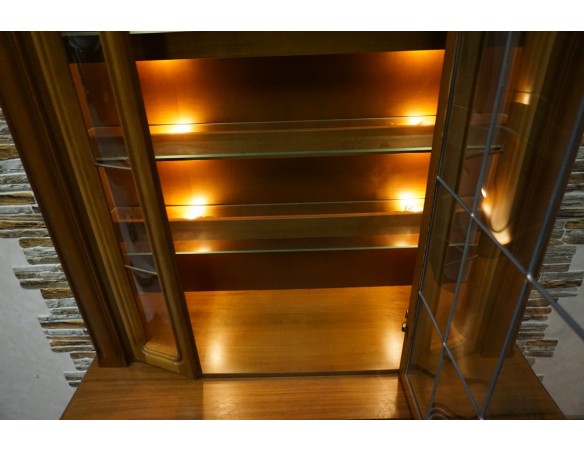 WITRYNA Z KOMODĄ ORZECH PODŚWIETLANA SZER. 118 CM