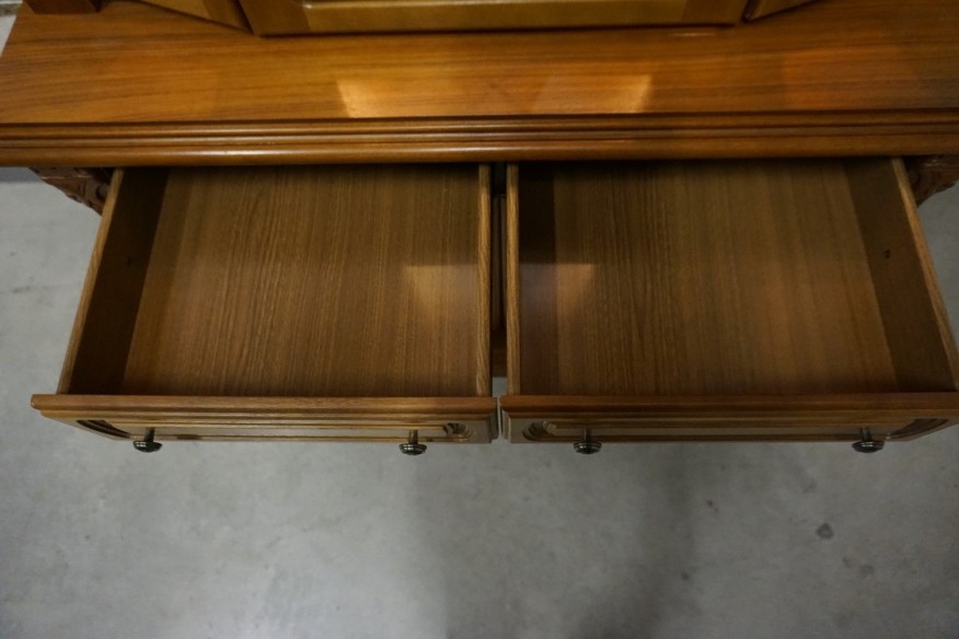 WITRYNA Z KOMODĄ ORZECHOWA PODŚWIETLANA SZER. 118 CM