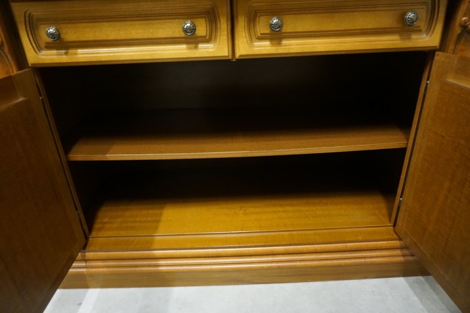 WITRYNA Z KOMODĄ ORZECH PODŚWIETLANA SZER. 118 CM