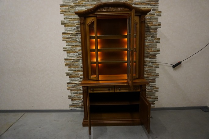 WITRYNA Z KOMODĄ ORZECH PODŚWIETLANA SZER. 118 CM