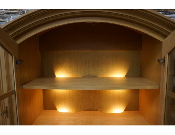 WITRYNA Z KOMODĄ PODŚWIETLANA JASNA 8 DRZWIOWA SZER. 177 CM