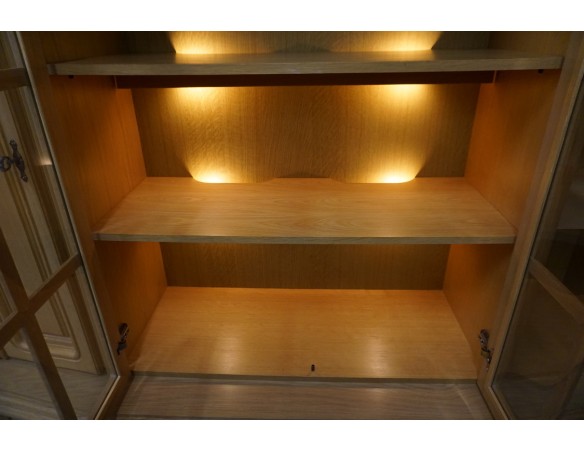 WITRYNA Z KOMODĄ PODŚWIETLANA JASNA 8 DRZWIOWA SZER. 177 CM