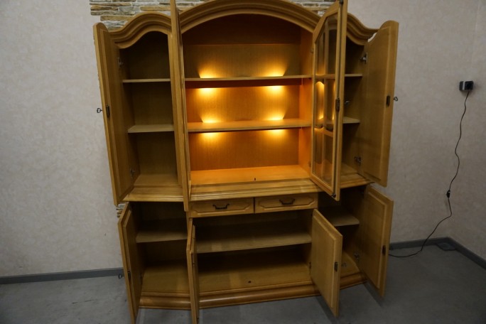 WITRYNA Z KOMODĄ PODŚWIETLANA JASNA 8 DRZWIOWA...