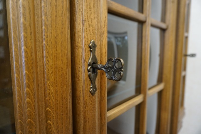 WITRYNA Z KOMODĄ - KREDENS PODŚWIETLANA SZER....