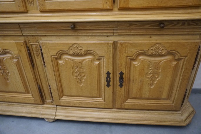 WITRYNA Z KOMODĄ LITY DĄB 8 DRZWIOWA SZER. 275 CM