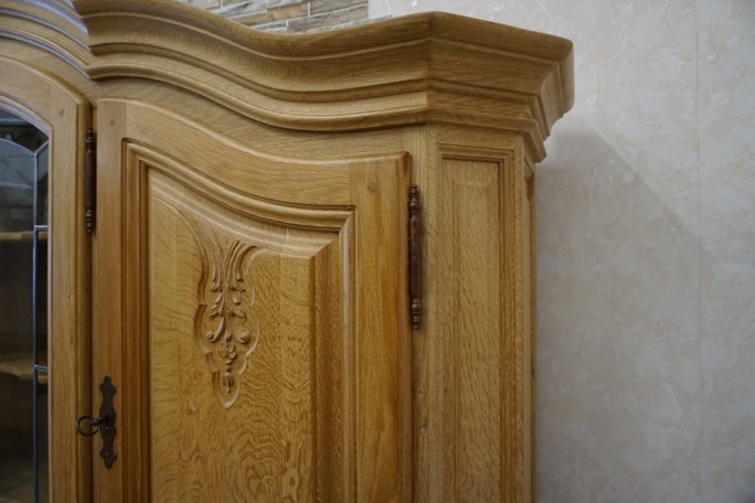 WITRYNA Z KOMODĄ LITY DĄB 8 DRZWIOWA SZER. 275 CM