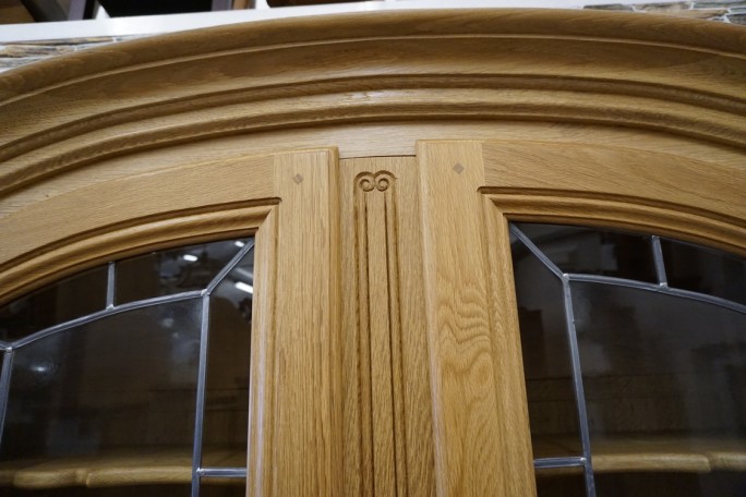 WITRYNA Z KOMODĄ LITY DĄB 8 DRZWIOWA SZER. 275 CM